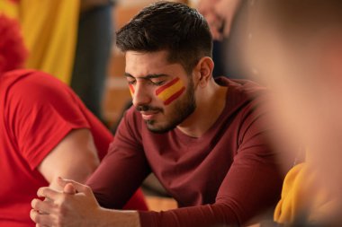 Stadyumdaki canlı futbol maçında İspanyol milli takımını destekleyen endişeli futbol taraftarları.