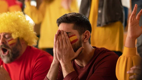 Preocupados Aficionados Fútbol Apoyando Una Selección Española Partido Fútbol Directo — Foto de Stock