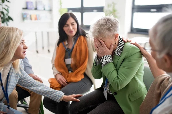 Группа Пожилых Людей Сидящих Кругу Время Сеанса Терапии Утешая Депрессивную — стоковое фото