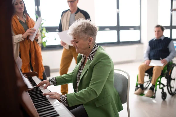 Äldre Kvinna Som Spelar Piano Körrepetitionen — Stockfoto