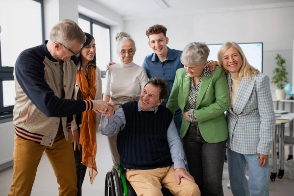 Gli Studenti Anziani Felici Incontrano Con Loro Amico Sulla Sedia — Foto Stock