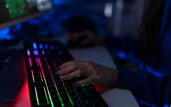 Close Uma Mulher Hacker Mãos Computador Teclado Quarto Escuro Noite — Fotografia de Stock