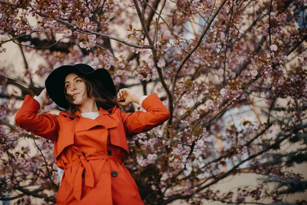 Güzel Genç Bir Ağacın Portresi Parkta Çiçek Açan Bir Ağaçla — Stok fotoğraf