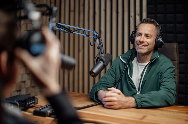 Man Värd Prata Med Mikrofon Och Intervjua Man För Radio — Stockfoto