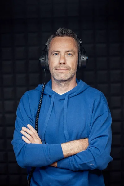 Retrato Apresentador Rádio Masculino Com Fones Ouvido Com Braços Cruzados — Fotografia de Stock