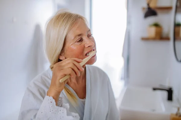 Äldre Kvinna Badrock Borsta Tänderna Med Eko Trä Tandborste Badrummet — Stockfoto