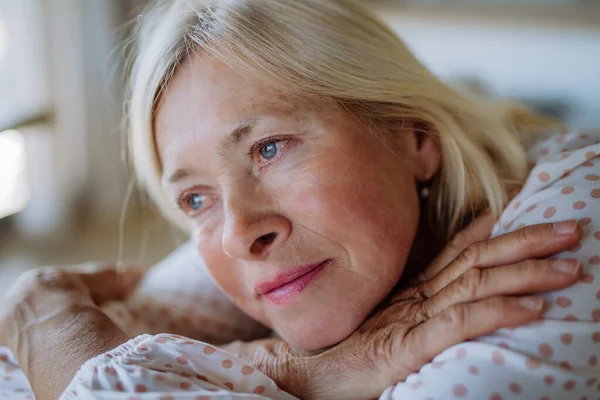 Ett Porträtt Ledsen Attraktiv Äldre Kvinna Sitter Soffa Hemma Pryder — Stockfoto