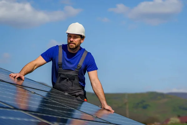 Man Worker Installing Solar Photovoltaic Panels Roof Alternative Energy Concept — Zdjęcie stockowe