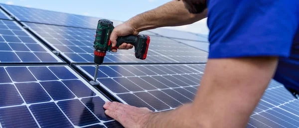 Ein Arbeiter Installiert Solarmodule Auf Dem Dach Alternatives Energiekonzept Hände — Stockfoto