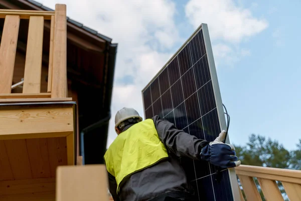 Pracownik Przewożący Panel Słoneczny Zainstalowania Modułu Słonecznego Domu — Zdjęcie stockowe