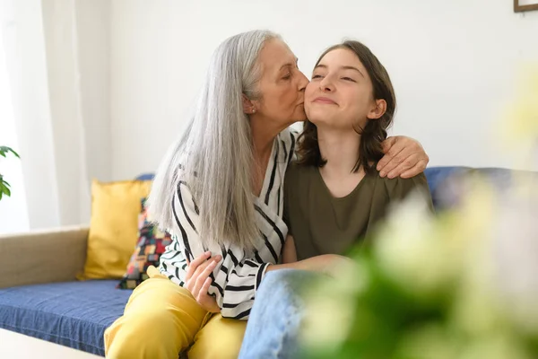 Ergen Torunu Olan Yaşlı Bir Büyükanne Evde Birlikte Iyi Vakit — Stok fotoğraf