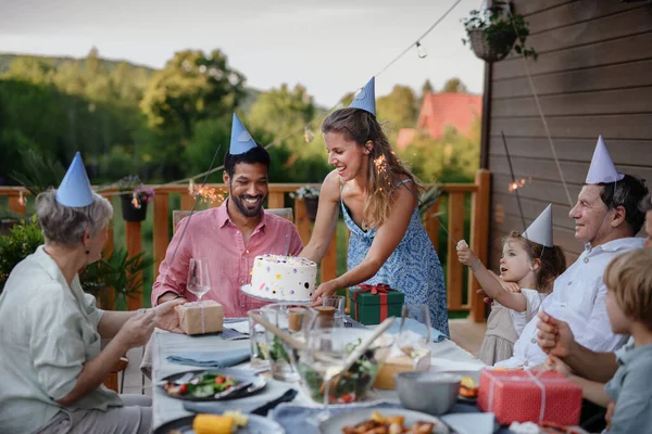 Eine Mehrgenerationenfamilie Feiert Geburtstag Und Feiert Gartenparty Draußen Hinterhof Auf — Stockfoto