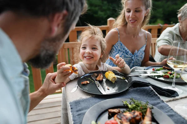 Familj Äter Grillfest Middag Uteplats Liten Flicka Med Föräldrar Sitter — Stockfoto