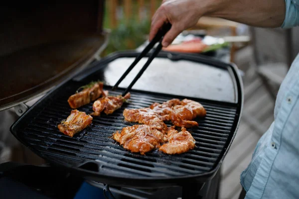 Oigenkännlig Man Grillar Kött Revben Och Vingar Grill Familjens Sommarträdgårdsfest — Stockfoto