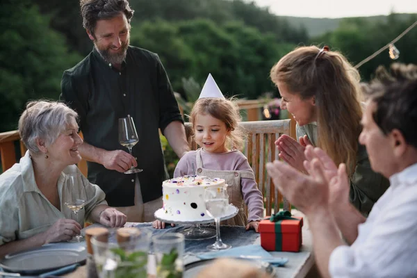 小さな女の子の誕生日を祝う多世代の家族とパティオで外のガーデンパーティー — ストック写真