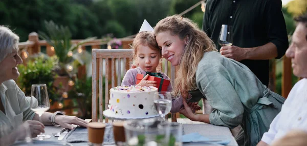 小さな女の子の誕生日を祝う多世代の家族とパティオで外のガーデンパーティー — ストック写真