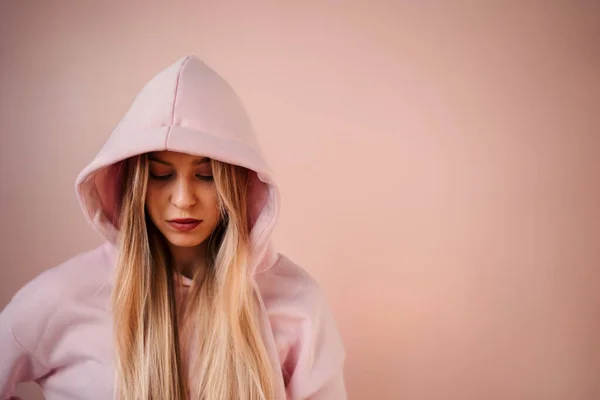 Retrato Estudio Moda Una Joven Rubia Feliz Con Capucha Posando — Foto de Stock