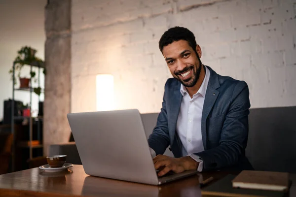 Een Gelukkige Jonge Zakenman Die Koffie Drinkt Zijn Werk Doet — Stockfoto