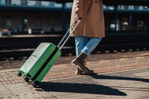 Kvinna Resenär Turist Väntar Med Bagage Tågstationen Skära — Stockfoto