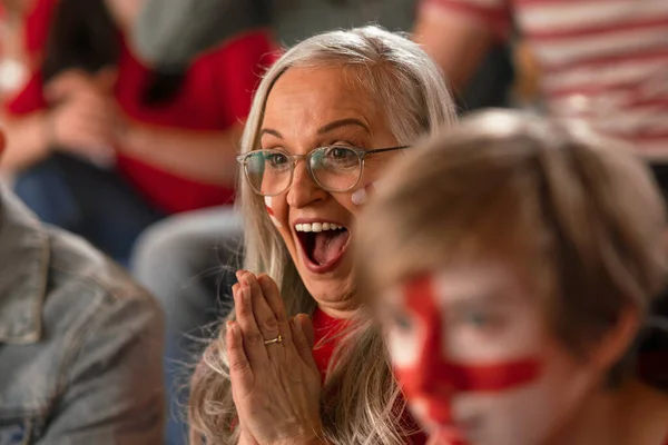 Excited Senior Woman Football Fan Supproting English National Team Live — Stock Photo, Image