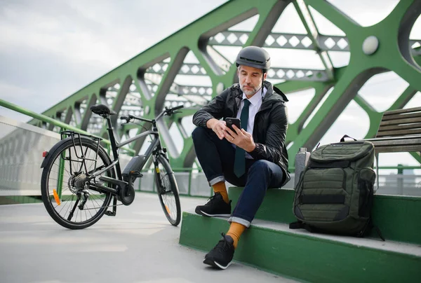Bisikletli Bir Işadamı Bankta Oturuyor Akıllı Telefon Kullanıyor Gidiş Dönüş — Stok fotoğraf