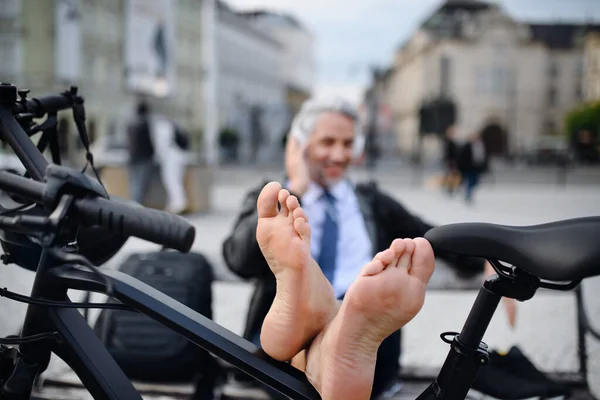 Biznesmen Rowerem Siedzącym Ławce Słuchający Muzyki Stopami Górze Odpoczywający Koncepcja — Zdjęcie stockowe