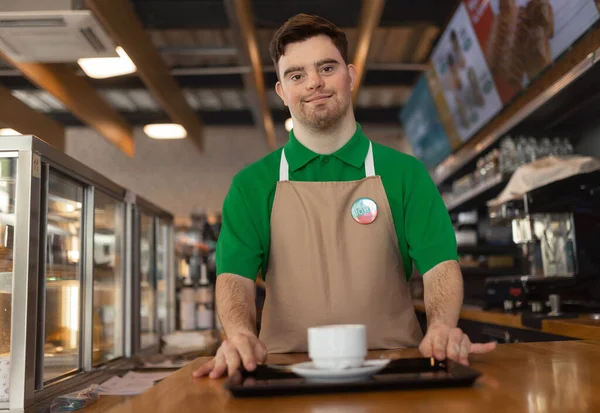 Garçom Feliz Com Síndrome Carregando Café Para Cliente Café Posto — Fotografia de Stock