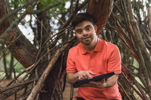 Retrato Joven Feliz Con Síndrome Parado Aire Libre Parque Usando — Foto de Stock