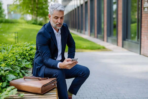 Een Succesvolle Volwassen Zakenman Die Smartphone Gebruikt Terwijl Hij Straat — Stockfoto