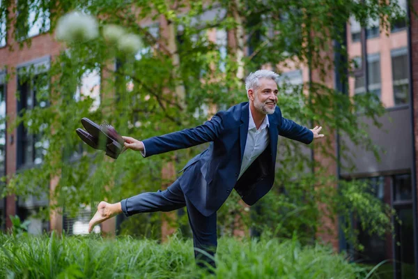 Een Leuk Portret Van Vrolijke Energieke Volwassen Zakenman Die Schoenen — Stockfoto