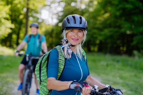 Porträt Eines Aktiven Senioren Paares Auf Fahrrädern Sommerpark Frau Blickt — Stockfoto