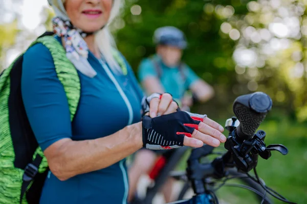 Крупным Планом Пожилая Женщина Байкер Надевает Велосипедные Перчатки — стоковое фото