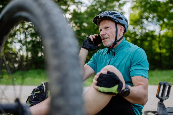 Een Actieve Oudere Man Roept Hulp Zijn Fietsongeluk — Stockfoto