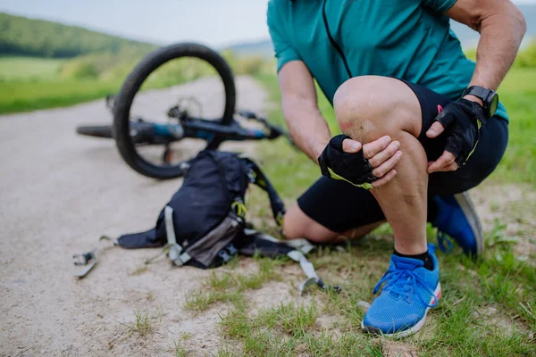 Aktivní Starší Muž Sportovním Oblečení Spadl Kola Zem Zranil Koleno — Stock fotografie