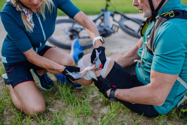 Äldre Kvinna Hjälper Mannen Efter Att Han Ramlat Cykeln Marken — Stockfoto