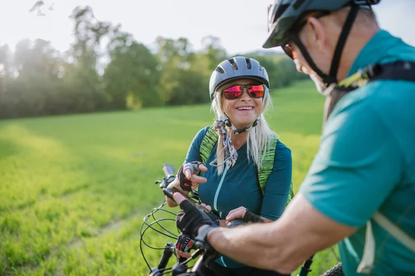 Ett Exklusivt Senior Par Ridning Elektriska Cyklar Väg Sommaren Park — Stockfoto