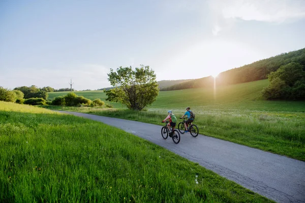 Een Actief Seniorenpaar Rijdt Elektrische Fietsen Pad Het Zomerpark Gezonde — Stockfoto