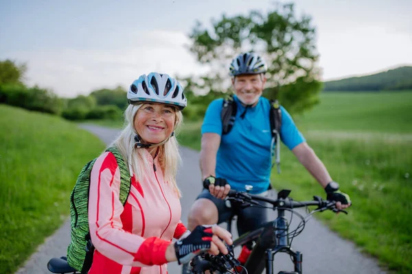 一对年轻貌美的老夫妇在夏季公园的路上骑电动车 健康的生活方式理念 — 图库照片