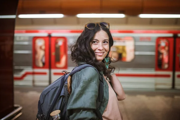 Mid Ενηλίκων Γυναίκα Μετακινούμενος Στέκεται Ένα Σταθμό Του Μετρό Και — Φωτογραφία Αρχείου