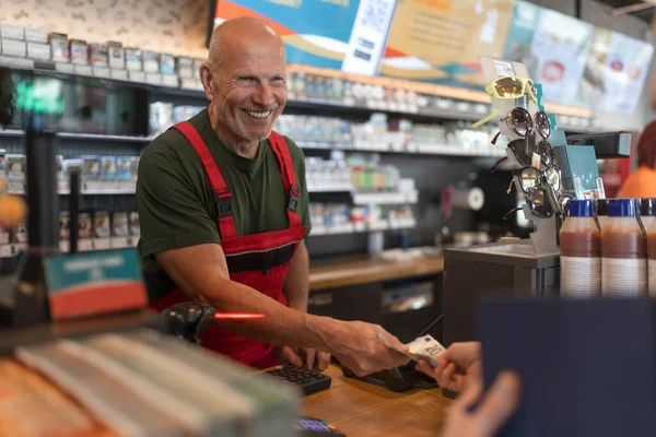 Dipendente Che Prende Pagamento Contanti Dal Cliente Nella Stazione Servizio — Foto Stock