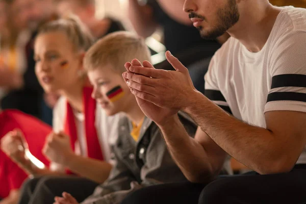 Οπαδοί Ποδοσφαίρου Υποστηρίζουν Γερμανική Εθνική Ομάδα Ζωντανό Αγώνα Ποδοσφαίρου Στο — Φωτογραφία Αρχείου