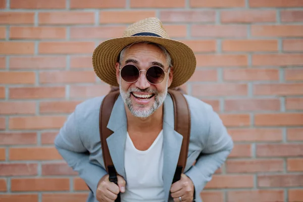 Retrato Hombre Confiado Con Sombrero Paja Mochila Mirando Cámara Hombre —  Fotos de Stock