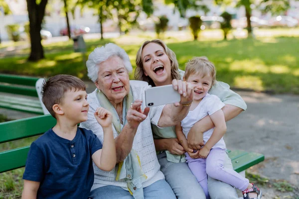 Egy Dédnagymama Szelfit Készít Unokájával Gyerekeivel Amikor Nyáron Parkban — Stock Fotó