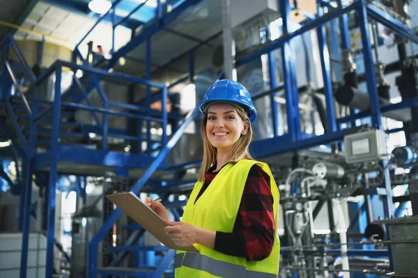 Retrato Engenheira Feminina Trabalhando Fábrica Industrial — Fotografia de Stock