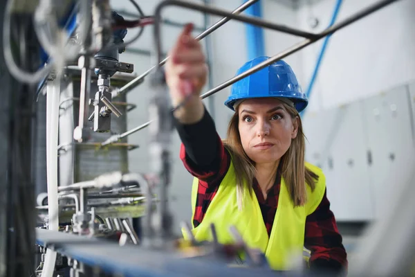 Portrait Une Ingénieure Travaillant Dans Une Usine Industrielle — Photo