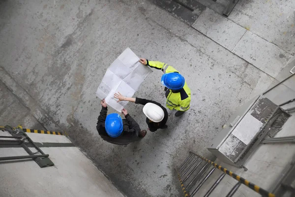 Top View Engineer Industrial Worker Uniform Shaking Hands Large Metal — Stock Photo, Image
