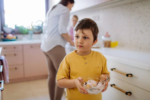 Mały Chłopiec Trzymający Miskę Śniadaniem Kuchni Domu — Zdjęcie stockowe