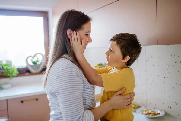 Una Giovane Madre Felice Che Abbraccia Suo Piccolo Figlio Cucina — Foto Stock