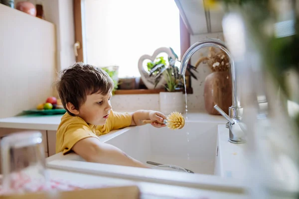 Ένα Μικρό Αγόρι Πλύσιμο Κύπελλο Στο Νεροχύτη Στην Κουζίνα Ξύλινους — Φωτογραφία Αρχείου