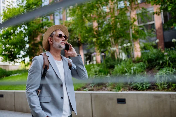 Uomo Sicuro Che Indossa Cappello Paglia Zaino Parlare Telefono Uomo — Foto Stock